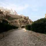 Siamo ora vicini a Cala Monachile. Sotto i nostri piedi un viale lastricato da piccoli ciottoli bianchi � delimitato da due aiuole ornamentali: � tutto molto curato e l�ambiente stride con la natura �selvaggia� che ci siamo lasciati alle spalle